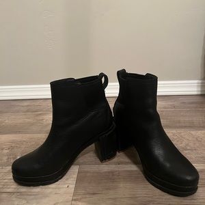 Women’s Sorel Blake Chelsea Boots. Size 7, fits like a 6.5.